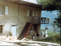 Etienne et Caroline devant la maison en Savoie