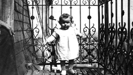 Annie sur le balcon (au fond : la basilique St Denis...)