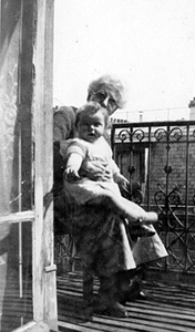 Avec grand-mre au balcon (photo Franois Drujon-Zito) 