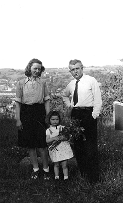 Avec papa et maman  Couzon (prs de Lyon)