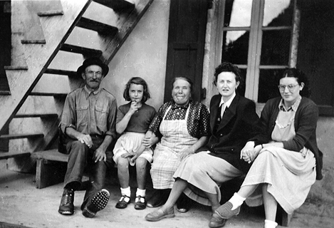 Annie entre M et Mme Chapperon, Jacqueline et sa mre (photo M. Quinault)