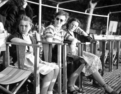 Annie sur un bateau (visite de Hautecombe au lac du Bourget) avec Mme Quinault et Jacqueline (photo M Quinault)