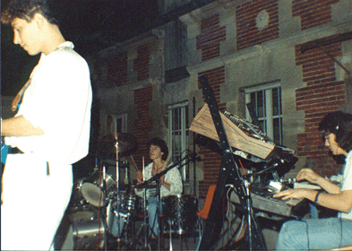 1er concert : Vincent Costi  la guitare, Peter Kitsch  la batterie, Igor Bollender aux claviers (ils jouent et chantent leurs propres morceaux)