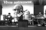 Annie Nobel à la guitare, accompagnée par Jean-Marc Duff et Eric Mouquet (gala de soutien à François Mitterrand)